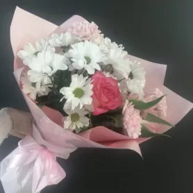 Сборный букет с хризантемами &laquo;Солнечный зайчик&raquo; от интернет-магазина «Донна Роза» в Кемерове