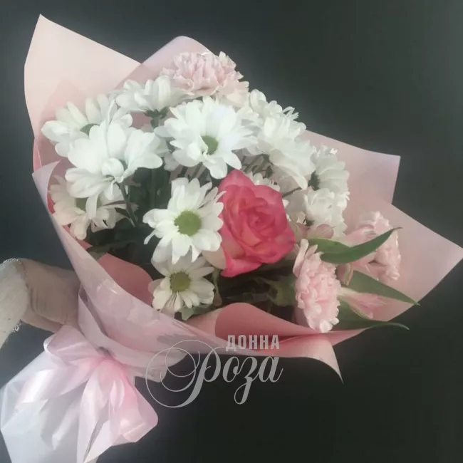 Сборный букет с хризантемами &laquo;Солнечный зайчик&raquo;