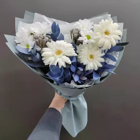 Букет "Вечерний блюз" от интернет-магазина «Донна Роза» в Кемерово