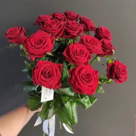 Красные розы 15 роз от интернет-магазина «Донна Роза» в Кемерове