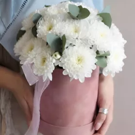 Композиция в шляпной коробке &laquo;Нежный аромат зефира&raquo; от интернет-магазина «Донна Роза» в Кемерово