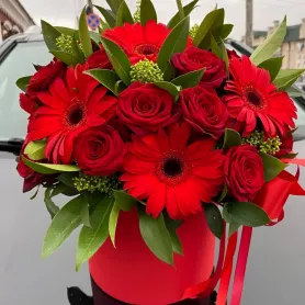 Композиция в шляпной коробке &laquo;Красный бархат&raquo; от интернет-магазина «Донна Роза» в Кемерове