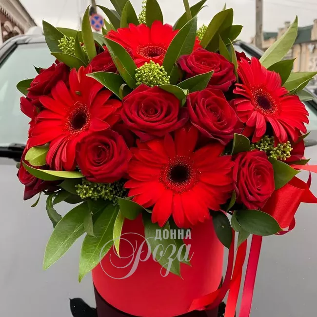 Композиция в шляпной коробке &laquo;Красный бархат&raquo;