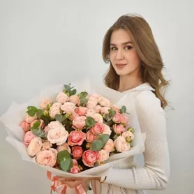 Букет из кустовой пионовидной розы &laquo;Бонжур мадам!" от интернет-магазина «Донна Роза» в Кемерове