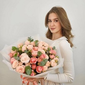 Букет из кустовой пионовидной розы «Бонжур мадам!" от интернет-магазина «Донна Роза» в Кемерове