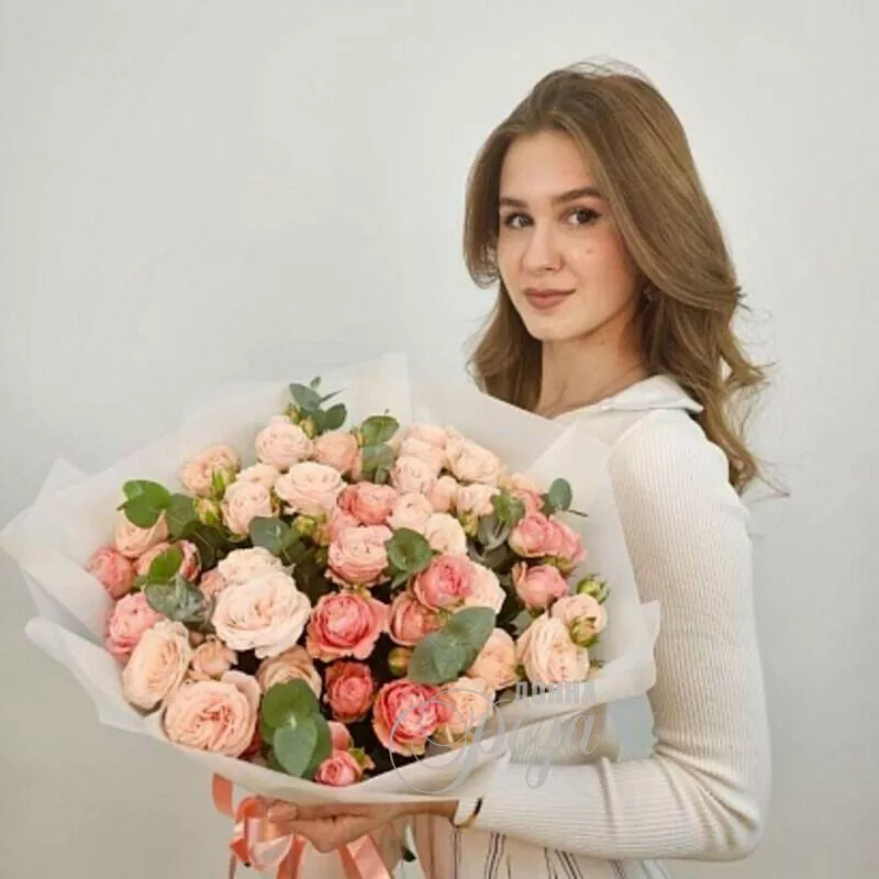 Букет из кустовой пионовидной розы &laquo;Бонжур мадам!"