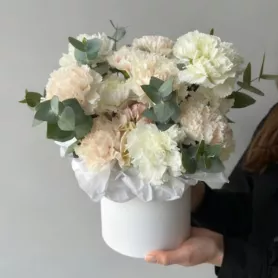  Композиция в шляпной коробке &laquo;Альпийское сияние&raquo; от интернет-магазина «Донна Роза» в Кемерове