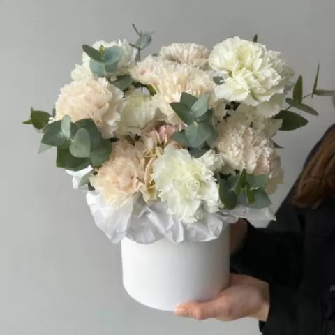  Композиция в шляпной коробке &laquo;Альпийское сияние&raquo; от интернет-магазина «Донна Роза» в Кемерове