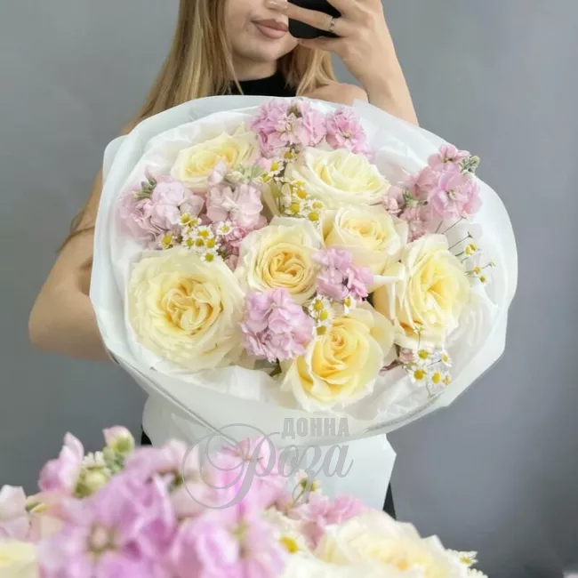 Букет с белыми розами &laquo;Лунная радуга&raquo; 1