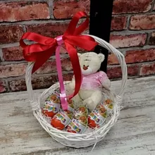 Корзинка с мягкой игрушкой и с 8 шоколадными яйцами &laquo;Киндер сюрприз&raquo; от интернет-магазина «Донна Роза» в Кемерово