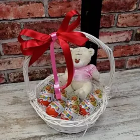 Корзинка с мягкой игрушкой и с 8 шоколадными яйцами &laquo;Киндер сюрприз&raquo; от интернет-магазина «Донна Роза» в Кемерове