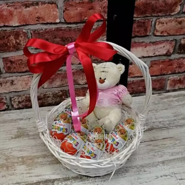 Корзинка с мягкой игрушкой и с 8 шоколадными яйцами &laquo;Киндер сюрприз&raquo;