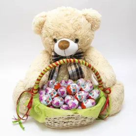Набор корзина с шоколадными яйцами Киндер сюрприз и мягкой игрушкой от интернет-магазина «Донна Роза» в Кемерове