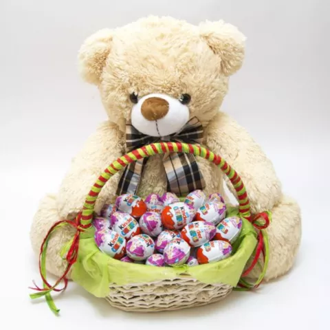 Набор корзина с шоколадными яйцами Киндер сюрприз и мягкой игрушкой от интернет-магазина «Донна Роза» в Кемерове