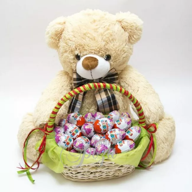 Набор корзина с шоколадными яйцами Киндер сюрприз и мягкой игрушкой