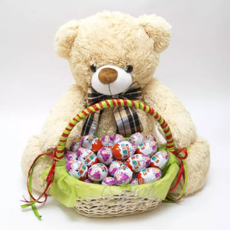 Набор корзина с шоколадными яйцами Киндер сюрприз и мягкой игрушкой