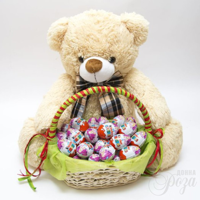 Набор корзина с шоколадными яйцами Киндер сюрприз и мягкой игрушкой