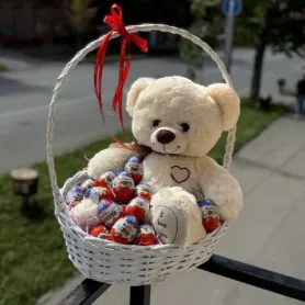 Набор шоколадных яиц Киндер сюрприз и мягкой игрушки от интернет-магазина «Донна Роза» в Кемерове