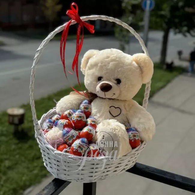 Набор шоколадных яиц Киндер сюрприз и мягкой игрушки