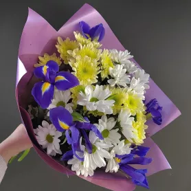 Сборный букет с хризантемами &laquo;Голубка&raquo; от интернет-магазина «Донна Роза» в Кемерове