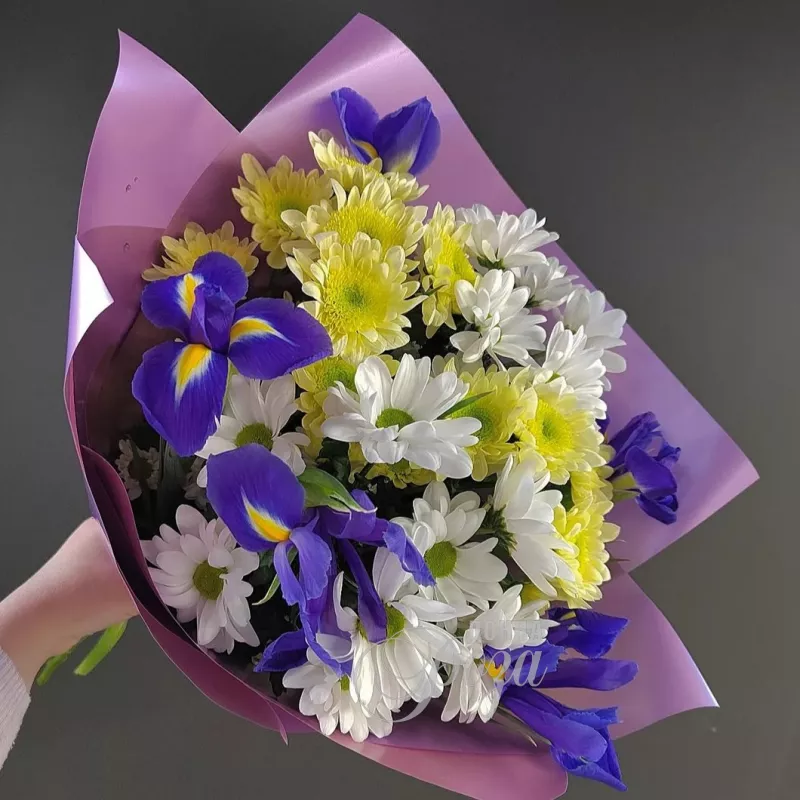 Сборный букет с хризантемами &laquo;Голубка&raquo;