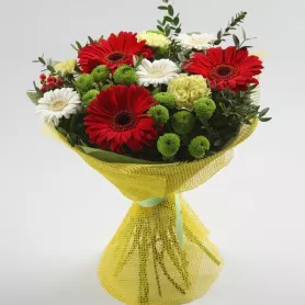 Сборный букет с герберами &laquo;Летний&raquo; от интернет-магазина «Донна Роза» в Кемерове