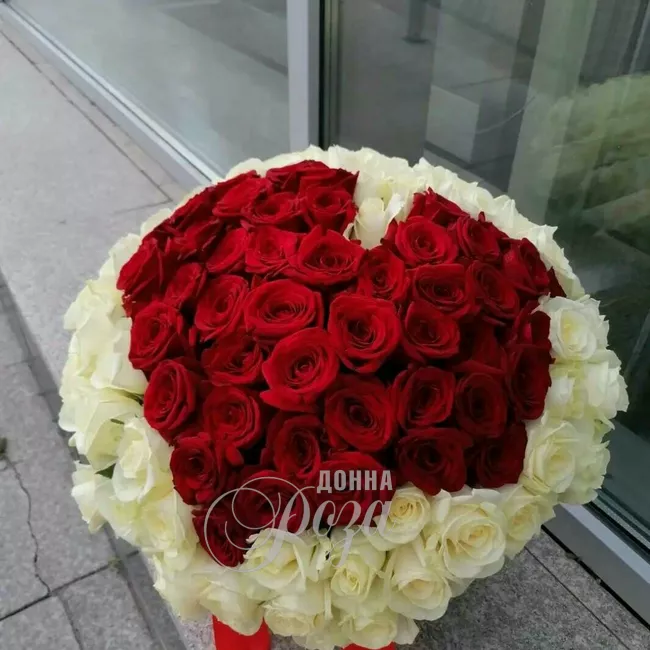 101 роза в виде сердца