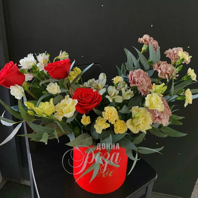 Розы и гвоздики в коробке