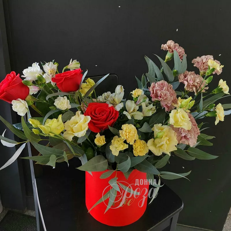 Розы и гвоздики в коробке