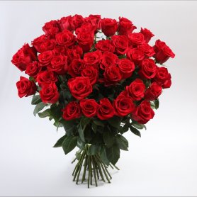 Моно букет из красных роз «Королева» от интернет-магазина «Донна Роза» в Кемерово